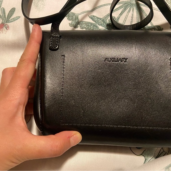 Aritzia (Auxiliary) black 100% cow leather crossbody bag - Picture 2 of 6